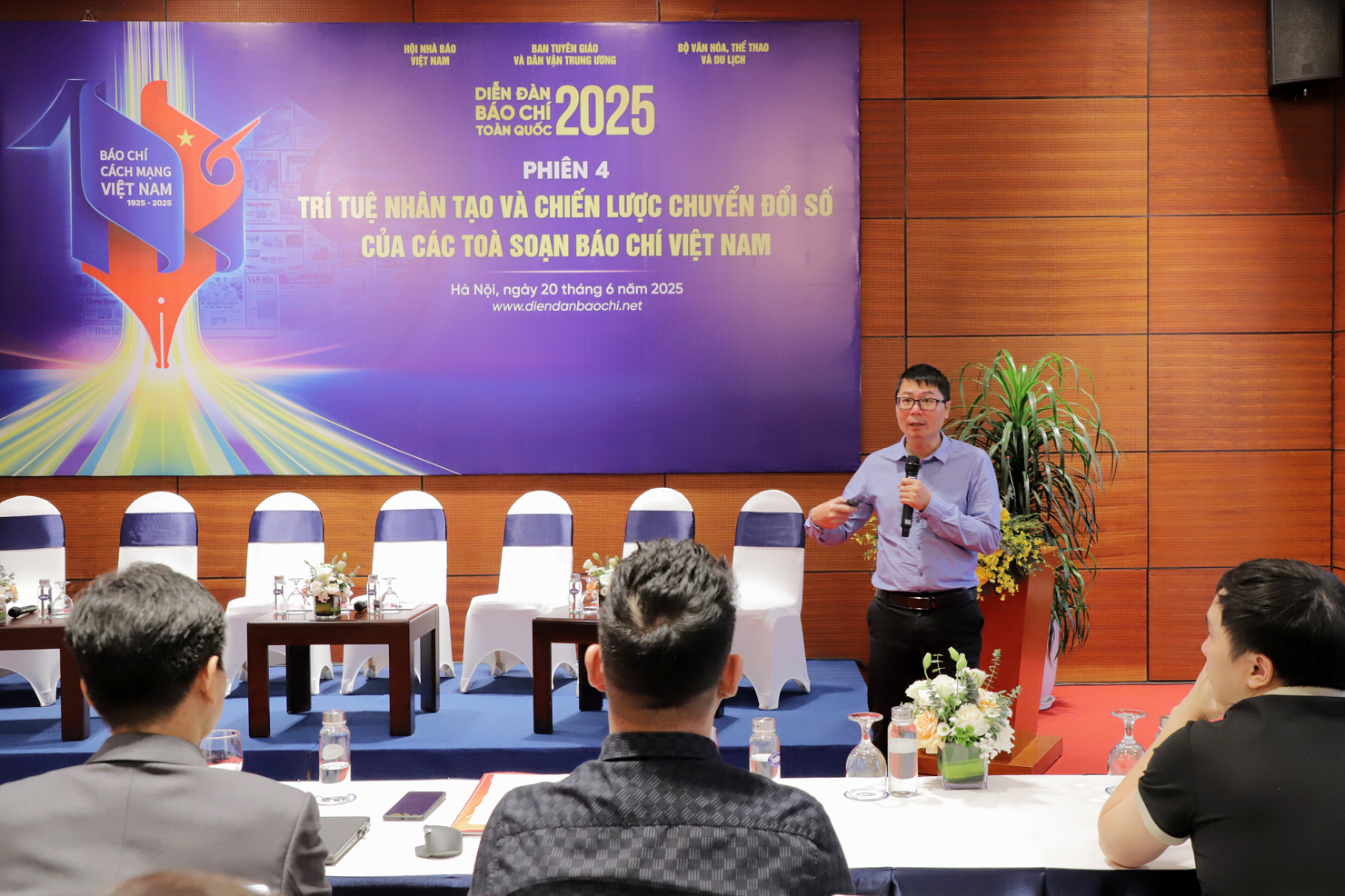Cần chiến lược bài bản và ứng dụng AI có trách nhiệm trong báo chí 2 Ông Nguyễn Quang Đồng - Viện trưởng Viện Nghiên cứu Chính sách và Phát triển Truyền thông trình bày tham luận.