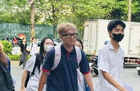 Thông tin chính thức về việc lộ đề thi Toán trên ứng dụng AI 2 Thí sinh với tâm thế thoải mái trước khi bước vào phòng thi.