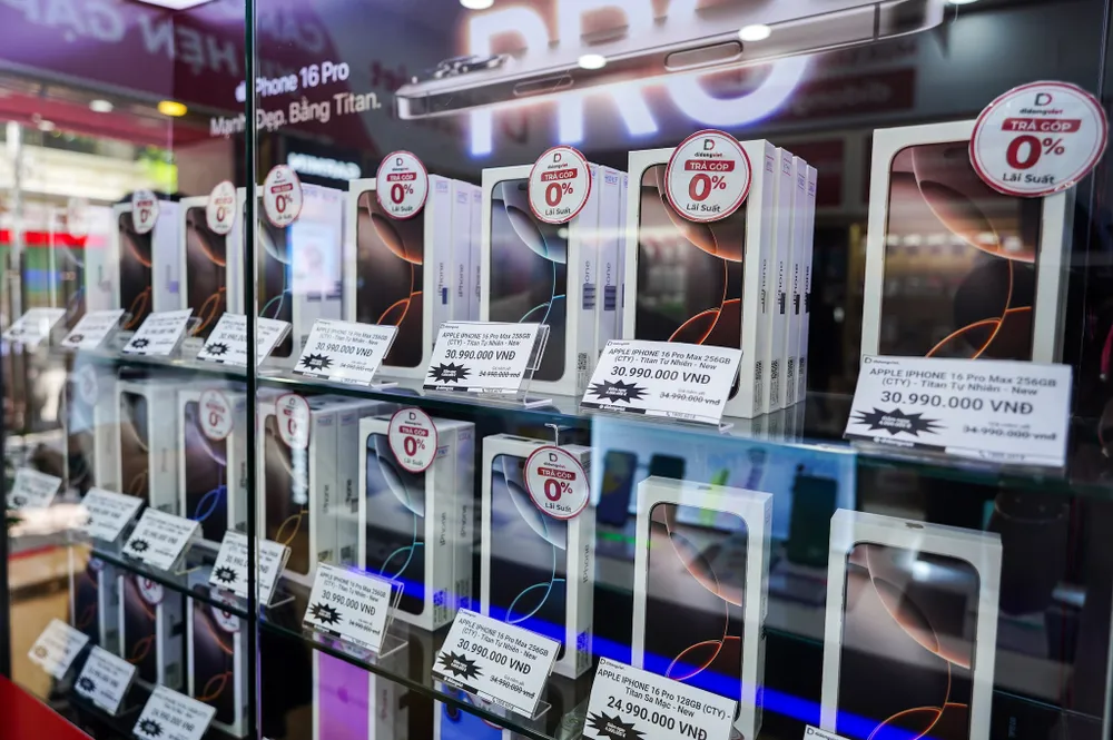 iPhone 16 Pro Max giảm giá hơn 5 triệu trong dịp 6-6. Ảnh: TIỂU MINH iPhone 16 Pro Max giảm giá hơn 5 triệu trong dịp 6-6. Ảnh: TIỂU MINH
