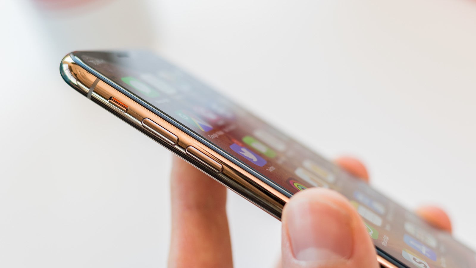 Đây là chiếc iPhone rẻ bằng nửa iPhone 11 nhưng ngon hơn, sẵn hàng, camera xịn hơn iPhone 16 2 iphone-xs-t4-4-1681890975.jpg