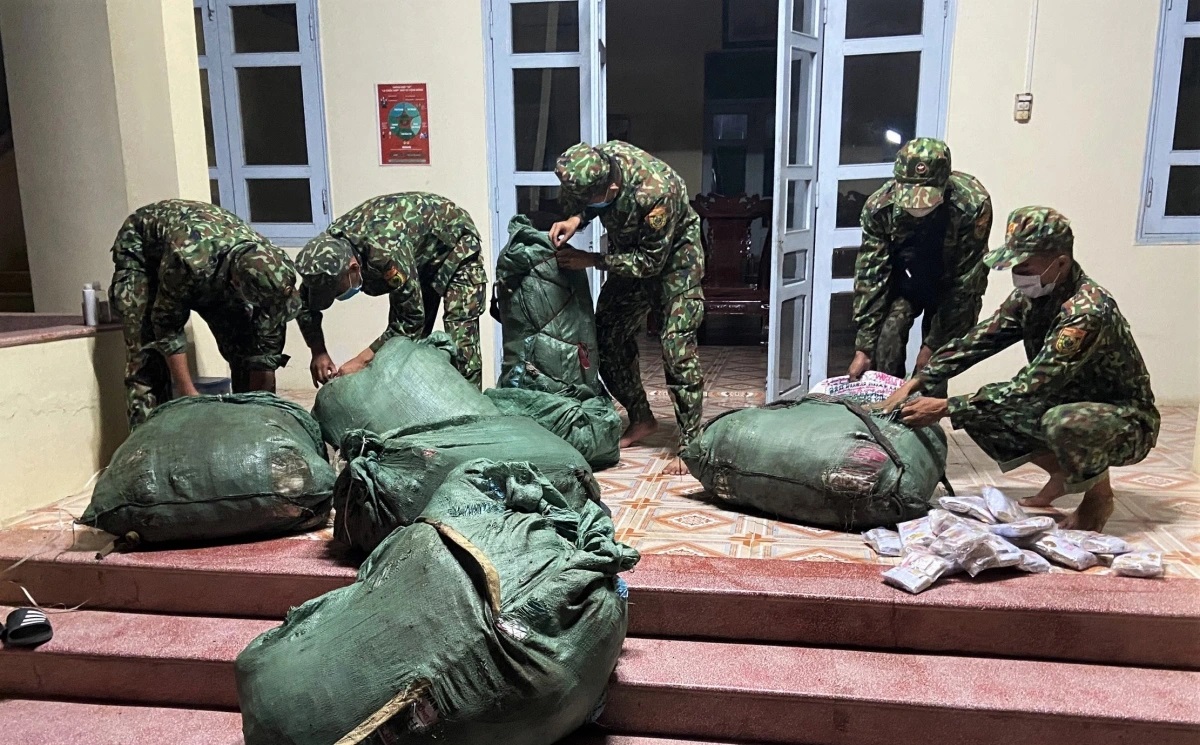 Bộ đội Biên phòng An Giang bắt giữ lô hàng hóa vi phạm Bộ đội Biên phòng An Giang bắt giữ lô hàng hóa vi phạm