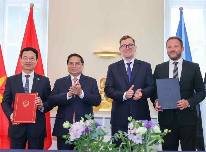 Việt Nam - Estonia hợp tác về chuyển đổi số và kinh tế số 1 Hai Bộ trưởng ký và trao Bản ghi nhớ hợp tác dưới sự chứng kiến của Thủ tướng Phạm Minh Chính và Thủ tướng Kristen Michal. Ảnh: HTQT