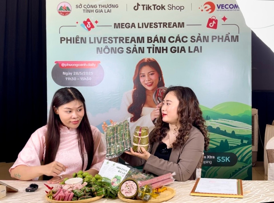 Chị Lâm Kiều Loan (bìa phải) tham gia một phiên livestream. Ảnh: Vũ Thảo loan.jpg