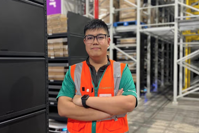 Ngành logistics hút giới trẻ nhờ công nghệ và AI 3 Frederick Wong, 30 tuổi, gia nhập ST Logistics vào năm 2017 với vai trò là giám sát hậu cần, hiện đang theo học chương trình cấp bằng về quản lý chuỗi cung ứng với sự hỗ trợ của công ty. Ảnh: