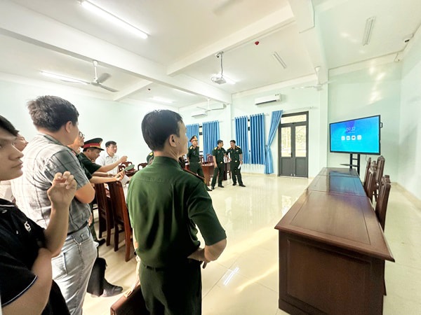 số hoá giáo dục và đào tạo nghề bằng công nghệ tương tác tích hợp AI 2 man-hinh-tuong-tac-luc-quan-2.jpg