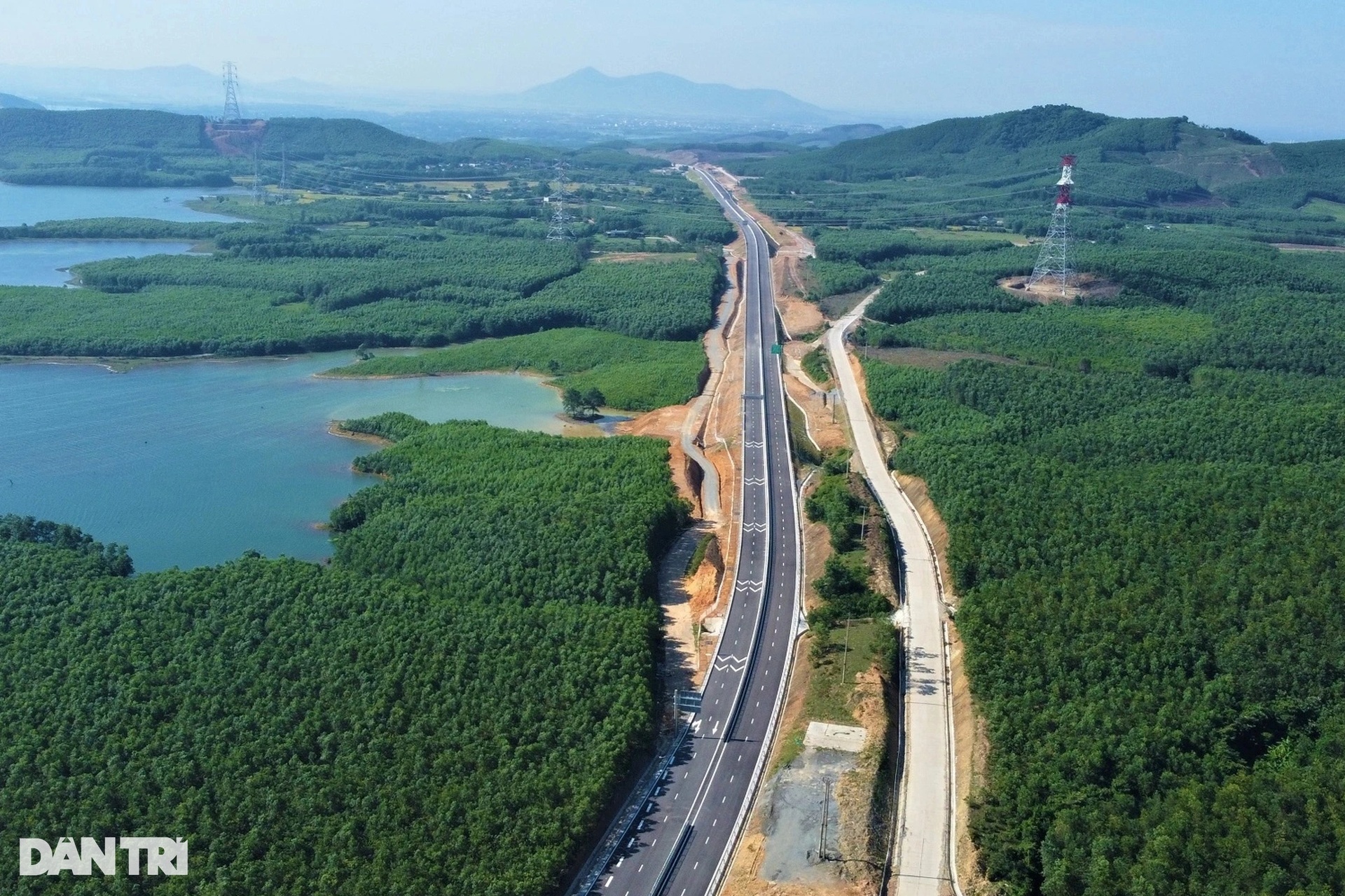 Ngắm vẻ đẹp kỳ vĩ tuyến cao tốc Vũng Áng - Bùng, sẽ thông xe trong tháng 6 - 2 Ngắm vẻ đẹp kỳ vĩ tuyến cao tốc Vũng Áng - Bùng, sẽ thông xe trong tháng 6 - 2