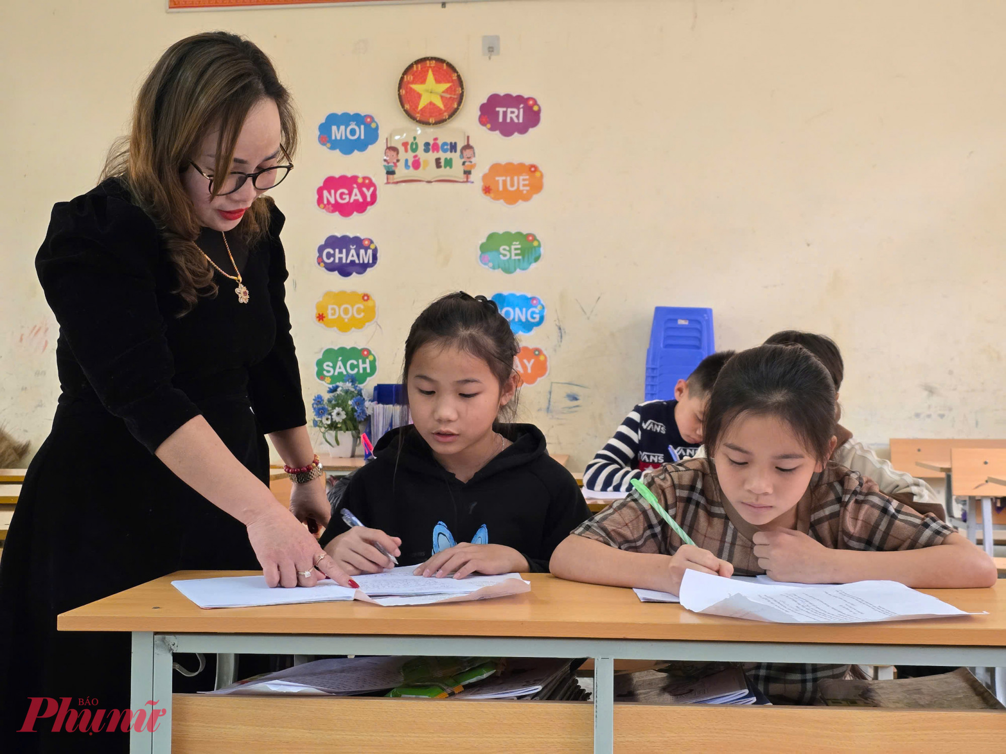 Giáo viên Trường phổ thông dân tộc bán trú THCS Lượng Minh (huyện Tương Dương, tỉnh Nghệ An) dạy bồi dưỡng cho học sinh thi học sinh giỏi - Ảnh: Phan Ngọc