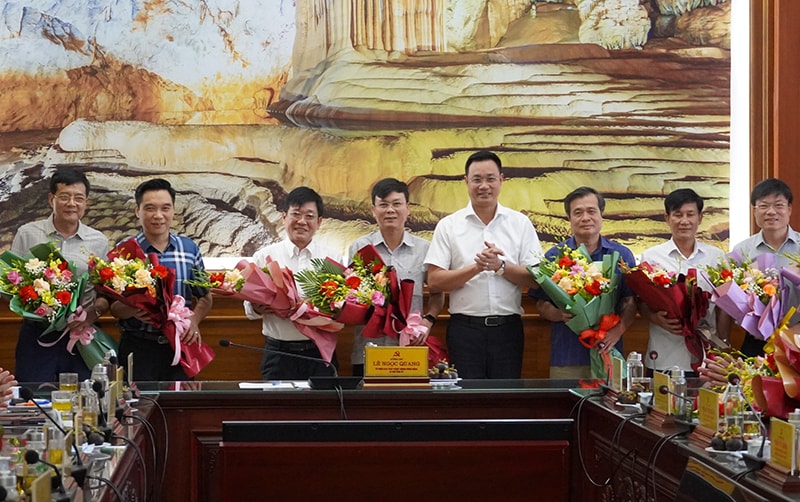 Phó Bí thư Thường trực Tỉnh ủy, Chủ tịch HĐND tỉnh và nhiều cán bộ chủ chốt nghỉ hưu 2 nghi-huu.jpg