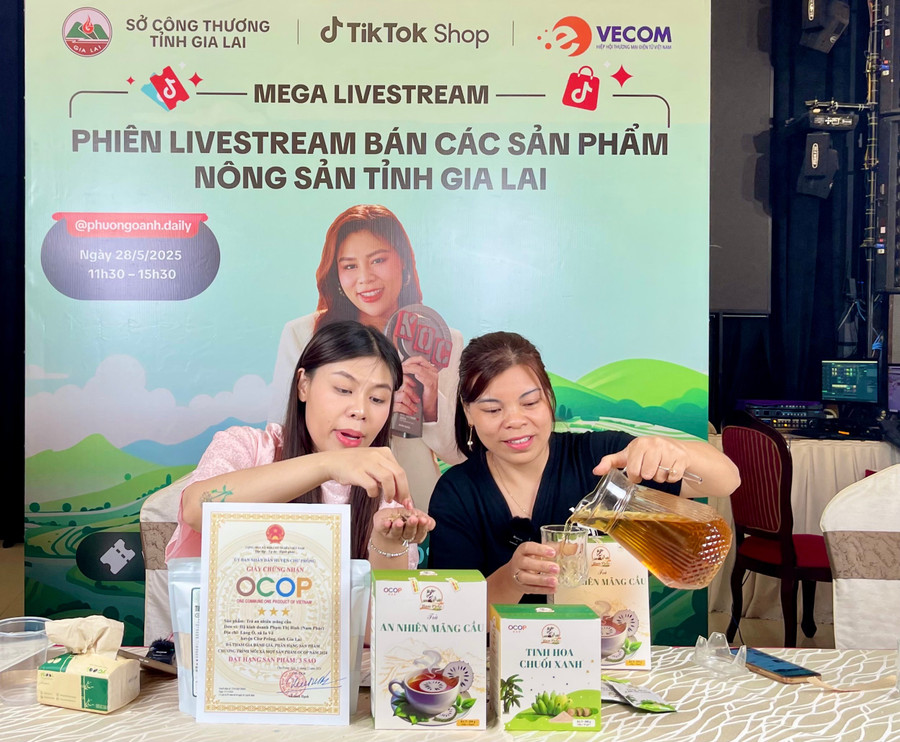 Livestream bán hàng là một trong những hình thức đẩy mạnh phát triển TMĐT. Ảnh: Vũ Thảo nhieu-ho-san-xuat-kinh-doanh-o-gia-lai-da-biet-ung-dung-nen-tang-so-de-mo-rong-thi-truong-tieu-thu-san-pham-anh-vu-thao.jpg