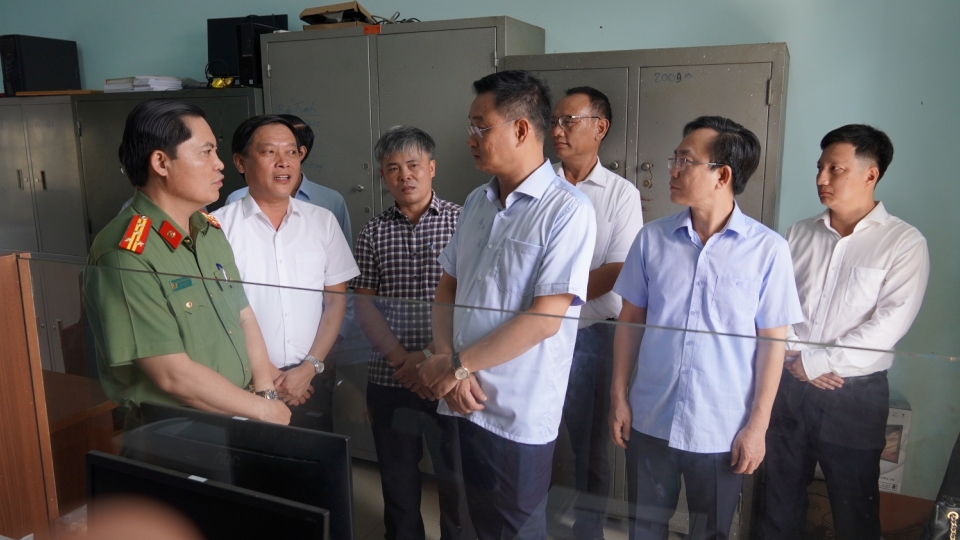 ong_le_ngoc_quang_bi_thu_tinh_uy_quang_binh_nguoi_mac_ao_xanh_o_giua_kiem_tra_co_so_vat_chat_va_cac_dieu_kien_bao_dam_cho_hoat_dong_cua_cac_don_vi_hanh_chinh_cap_xa_thanh_lap_moi_tai_huyen_bo_trach.jpg