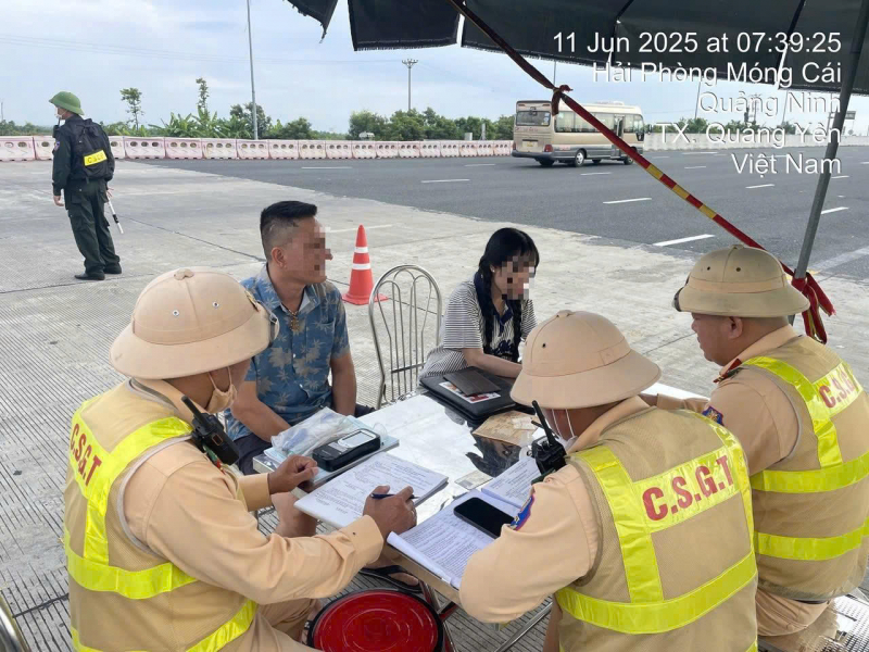 Sẽ xử lý nghiêm lái xe khách sử dụng điện thoại khi đang điều khiển phương tiện 2 phat dt.jpg -0