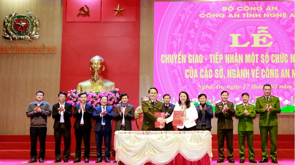 Sáng 27-2, Công an tỉnh Nghệ An tổ chức Lễ chuyển giao-tiếp nhận một số chức năng, nhiệm vụ của các Sở, ngành về Công an Nghệ An. phieu-ly-lich-tu-phap.jpg