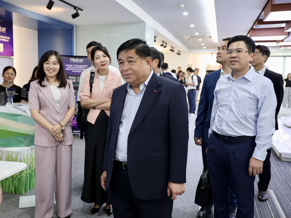 Phó Thủ tướng Nguyễn Chí Dũng tham quan sáng kiến của các doanh nghiệp công nghệ đặt tại NIC - Ảnh: VGP pho-thu-tuong-nguyen-chi-dung-noi-den-bon-viec-can-lam-de-viet-nam-tro-thanh-cuong-quoc-ve-ai.jpg