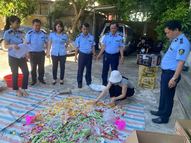 Hộ kinh doanh Nguyễn Thị Hằng Nga thực hiện tiêu hủy tang vật vi phạm hành chính dưới sự giám sát của lực lượng QLTT.