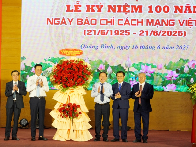 Bí thư Tỉnh ủy và Phó Bí thư Thường trực Tỉnh ủy tặng hoa chúc mừng các cơ quan báo chí, đội ngũ những người làm báo trên địa bàn tỉnh Bí thư Tỉnh ủy và Phó Bí thư Thường trực Tỉnh ủy tặng hoa chúc mừng các cơ quan báo chí, đội ngũ những người làm báo trên địa bàn tỉnh