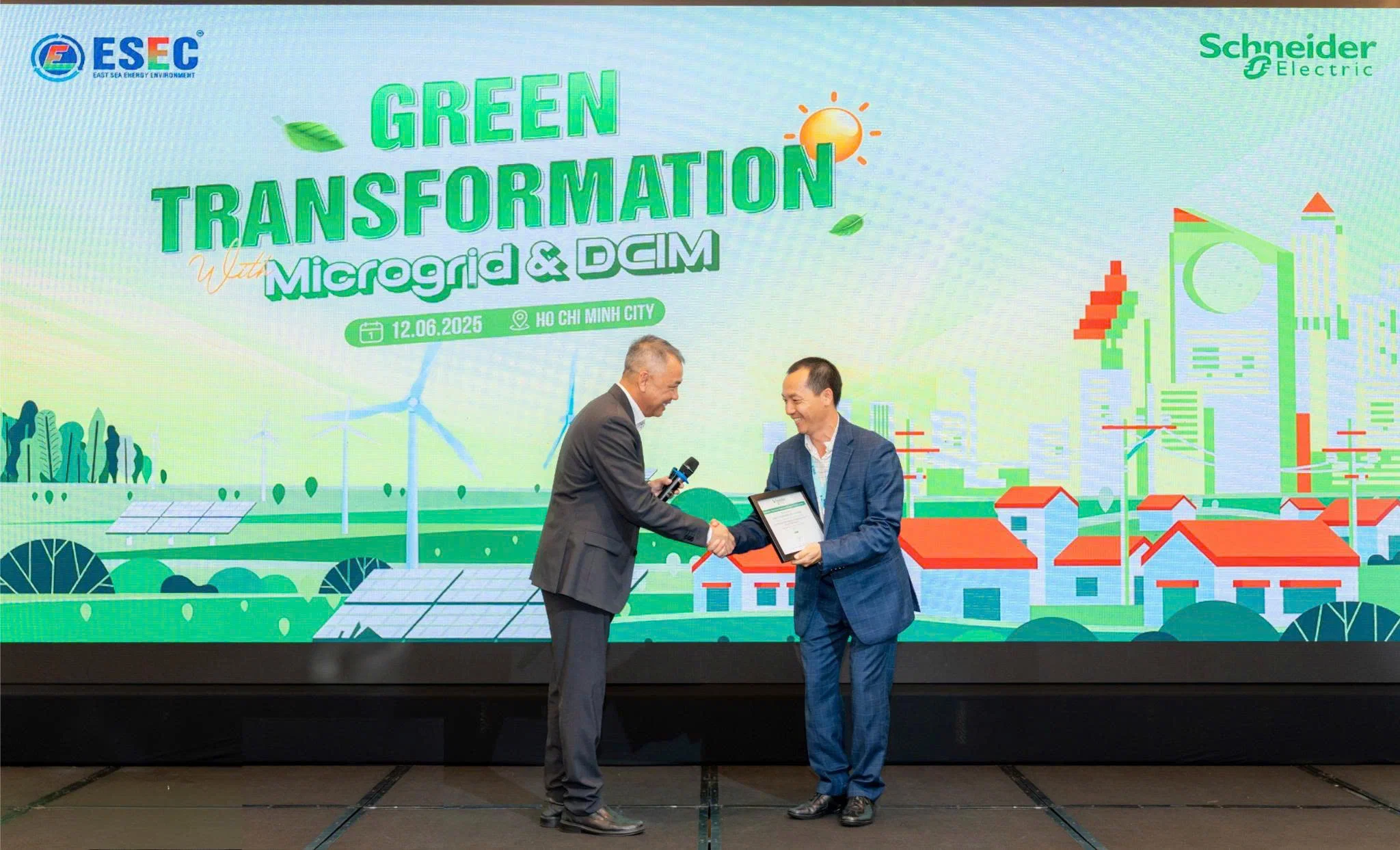 Schneider Electric ra mắt giải pháp Microgrids và DCIM tại hội thảo TP. Hồ Chí Minh, đánh dấu bước tiến lớn trong quản lý năng lượng và chuyển đổi xanh. Hướng tới chuyển đổi xanh: Schneider Electric trao chứng chỉ DCIM cho ESEC
