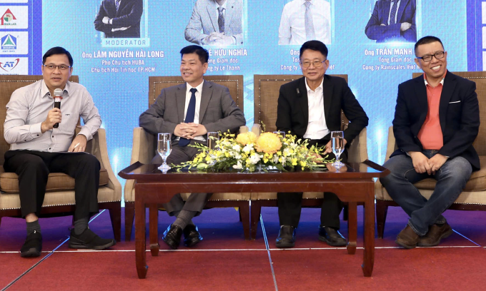 Chấp nhận giảm doanh thu để thử nghiệm AI 2 Các doanh nghiệp chia sẻ về ứng dụng AI trong SMEs tại TP HCM sáng 21/6. Ảnh: Hoàng Chương