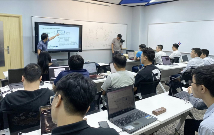 Lợi ích khi sở hữu bằng Thạc sĩ Công nghệ Thông tin định hướng AI 3 Lợi ích khi sở hữu bằng Thạc sĩ Công nghệ Thông tin định hướng AI - 3