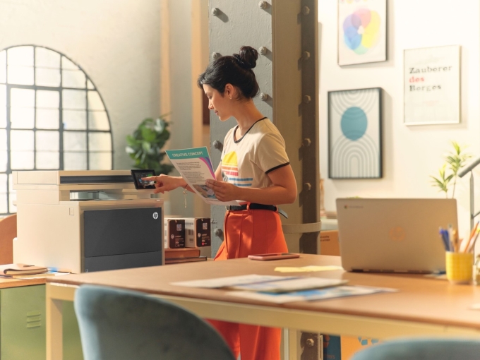 HP sử dụng AI để góp phần định hình tương lai ngành in 2 Người dùng thao tác in ấn nhanh chóng hơn với màn hình cảm ứng. Ảnh: HP