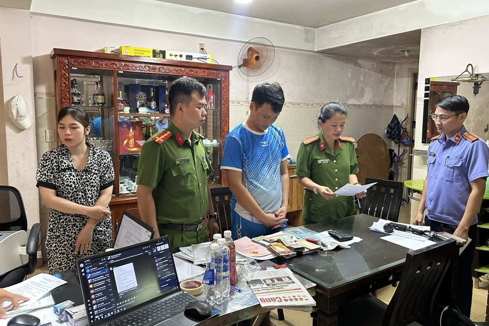 Khám xét nơi ở, bắt khẩn cấp Nguyễn Minh Trí, thu giữ 35 điện thoại và hơn 15.000 trang dữ liệu 1 Khám xét nơi ở, bắt khẩn cấp Nguyễn Minh Trí, thu giữ 35 điện thoại và hơn 15.000 trang dữ liệu - ảnh 2