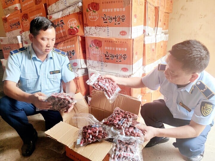 TP.HCM dùng AI quản hàng cấm, hàng giả trên mạng xã hội 3 Táo đỏ là mặt hàng thực phẩm liên tục phát hiện kém chất lượng, không rõ nguồn gốc. (Ảnh: QLTT)