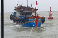 Tàu cá gặp nạn được lực lượng cứu hộ lai dắt đưa vào bờ an toàn cùng 4 thuyền viên sức khoẻ ổn định (Ảnh: BĐBP Nghệ An). 