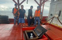 Lực lượng chức năng BTL Vùng Cảnh sát biển 4 kiểm tra hàng hóa vi phạm trên tàu KG 93003 TS.