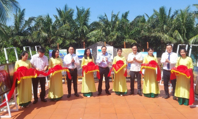 Hội thảo “Ứng dụng AI trong báo chí truyền thông văn hóa môi trường và phát triển du lịch biển” | Nhịp sống số 4 Các đại biểu cắt băng khai mạc triển lãm ảnh “Hành động vì đại dương xanh”.