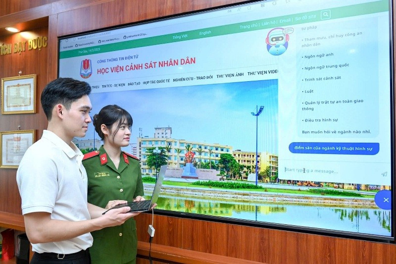 Ứng dụng AI trong khoa học xã hội và nhân văn 1 Cán bộ giảng viên, học viên Học viện Cảnh sát nhân dân phát triển AI trong công tác tư vấn, tuyển sinh. (Ảnh THẾ ĐẠI)