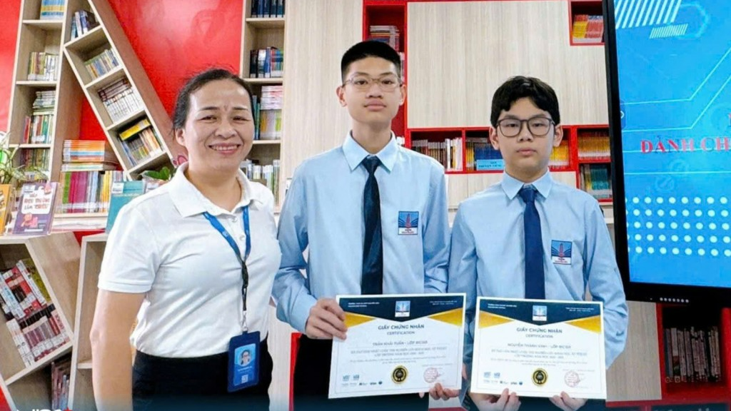 Hai nam sinh Hà Nội ứng dụng AI giải quyết bài toán rác thải