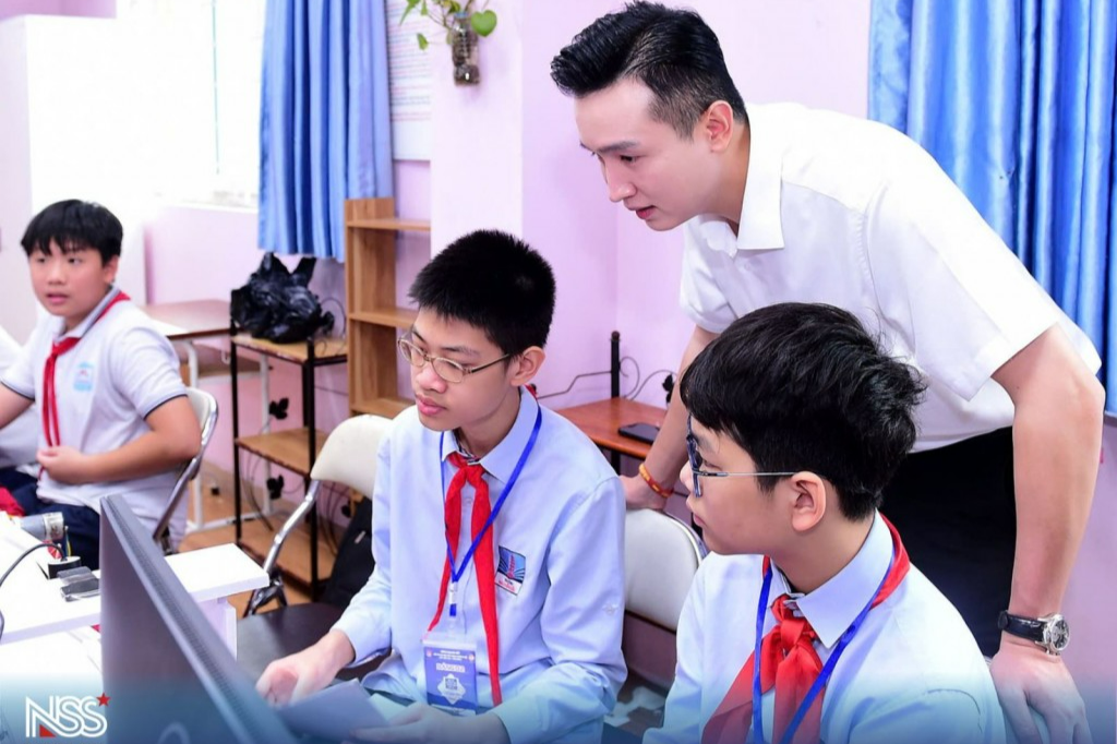 Phó Bí thư Thành đoàn, Chủ tịch Hội đồng Đội thành phố Hà Nội Đào Đức Việt động viên hai em 