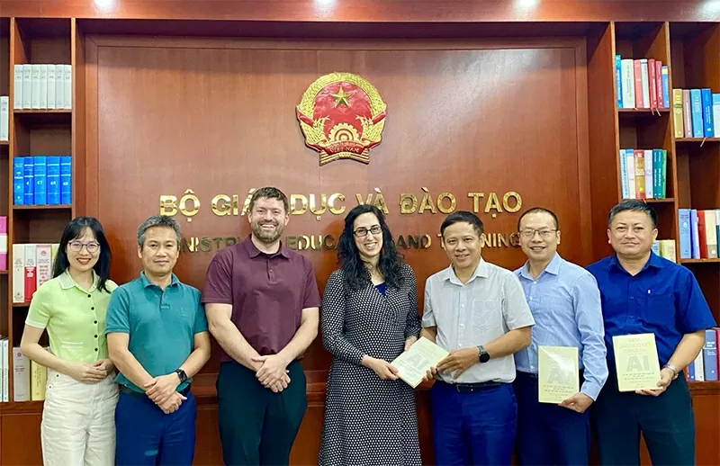 TS. Nguyễn Sơn Hải chụp ảnh cùng đại diện Khan Academy Hoa Kỳ và The Vietnam Foundation