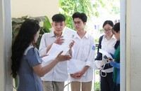 Thông tin chính thức về việc lộ đề thi Toán trên ứng dụng AI 4 Thí sinh Hà Nội làm thủ tục dự thi - Ảnh: Minh Anh