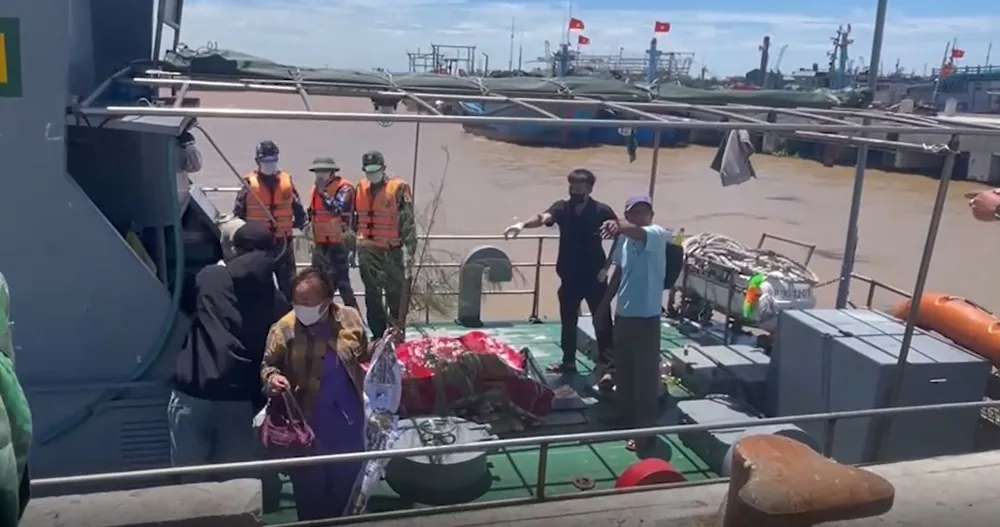 Lực lượng chức năng đưa thi thể người phụ nữ từ đảo Cồn Cỏ vào đất liền để bàn giao cho gia đình lo hậu sự. Đảo cồn cỏ
