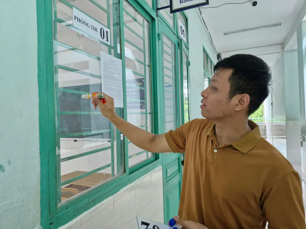 Điểm thi Trường THCS Tùng Thiện Vương có 19 phòng thi. (Trong ảnh, các nhân viên đang dán danh sách thí sinh tại từng phòng thi). Ảnh: NGUYỄN QUYÊN thi-vao-lop-10-1.jpg