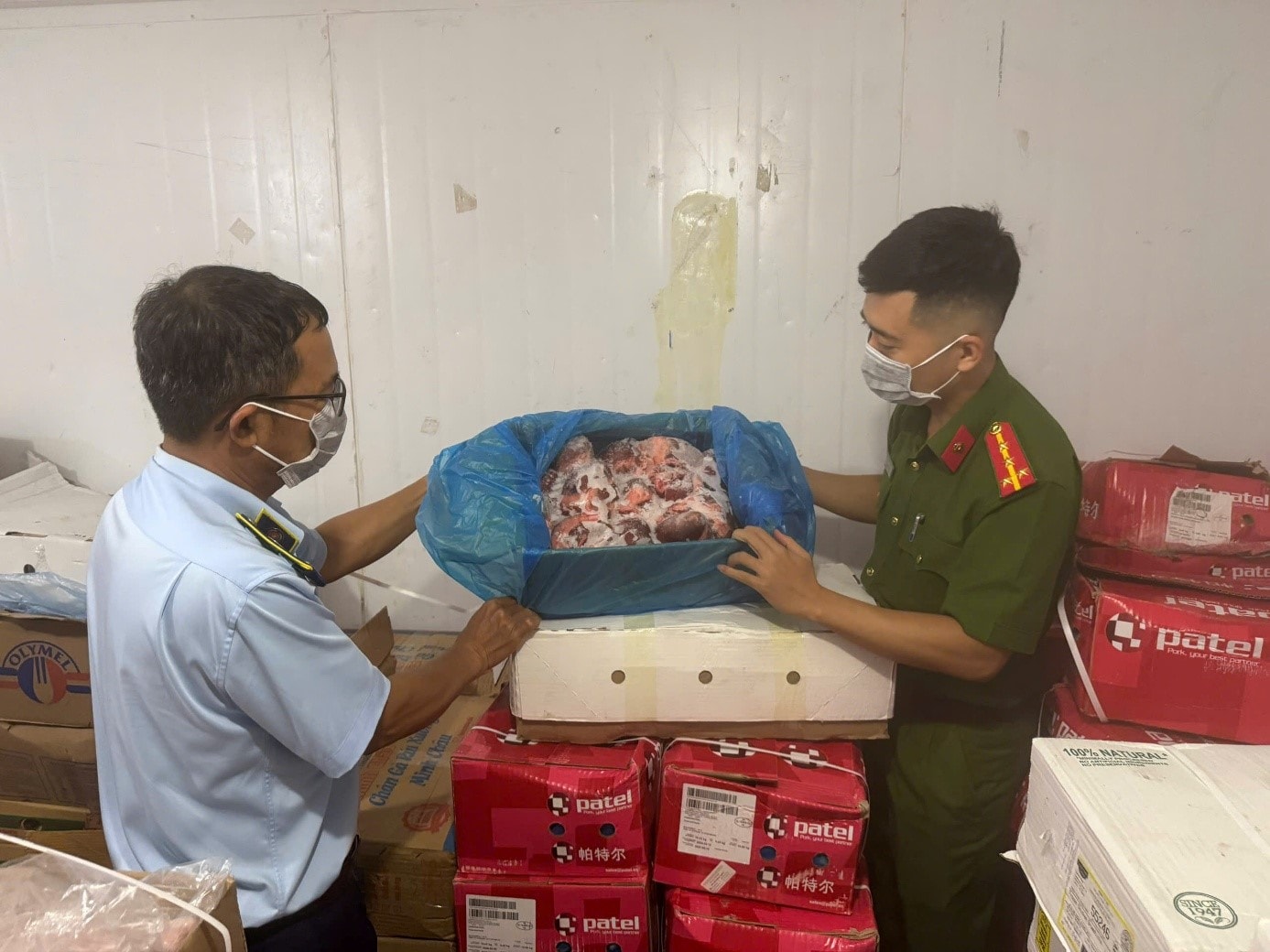 Phát hiện 4 tấn thực phẩm đông lạnh nhập lậu nước ngoài tại một kho hàng ở Quảng Bình 2 thuc-pham-ban-1.jpg