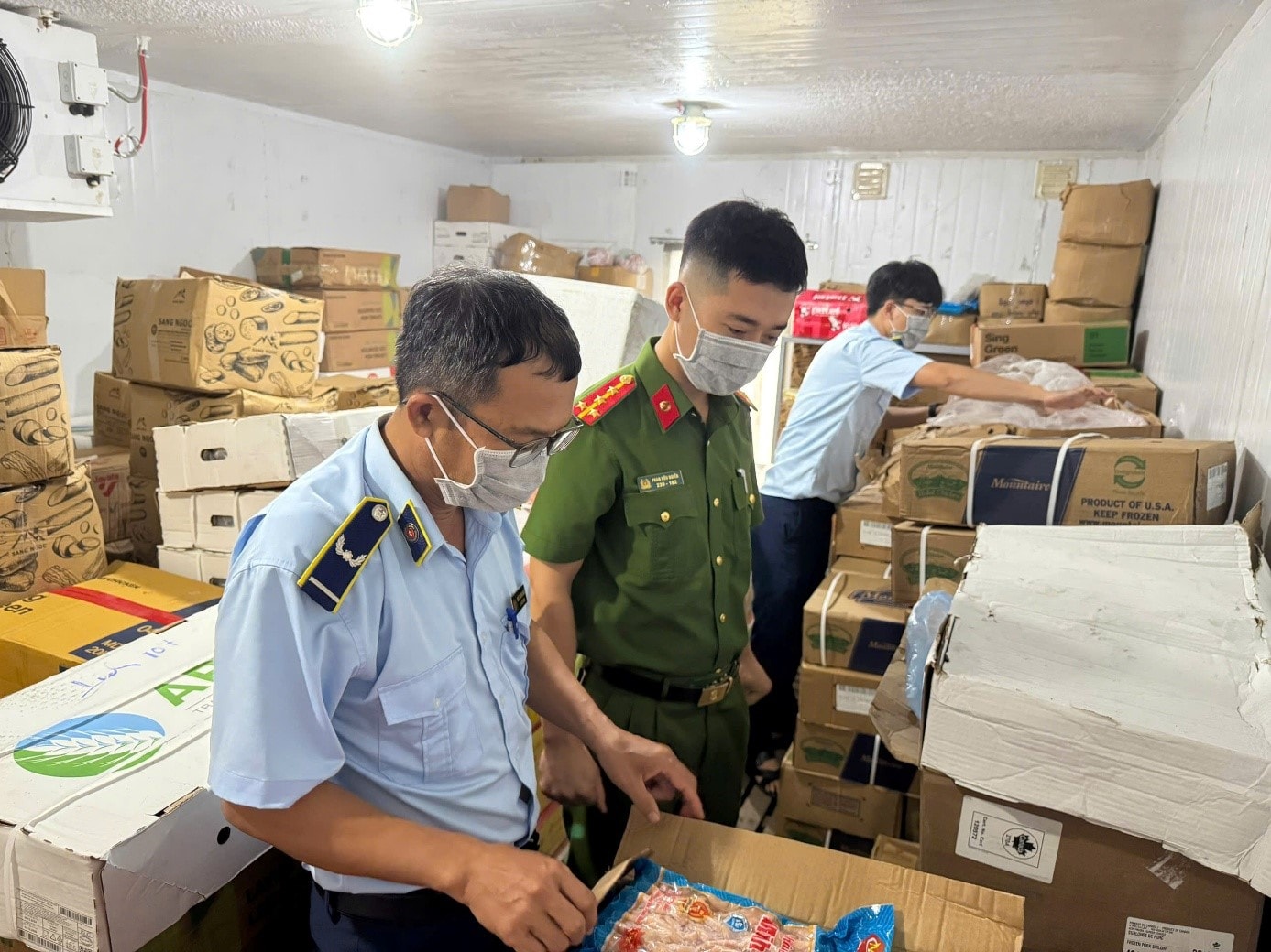 Phát hiện 4 tấn thực phẩm đông lạnh nhập lậu nước ngoài tại một kho hàng ở Quảng Bình 3 thuc-pham-ban-2.jpg