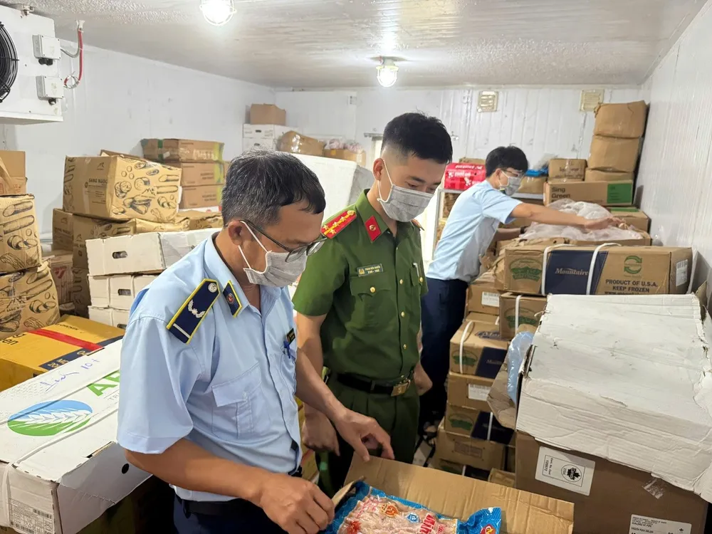 Lực lượng chức năng kiểm tra kho hàng của Công ty TNHH xuất nhập khẩu Thịnh Phát Food. Ảnh: N.Minh Phát hiện gần 4 tấn thực phẩm nhập lậu trong kho của 1 công ty xuất nhập khẩu ở Quảng Bình