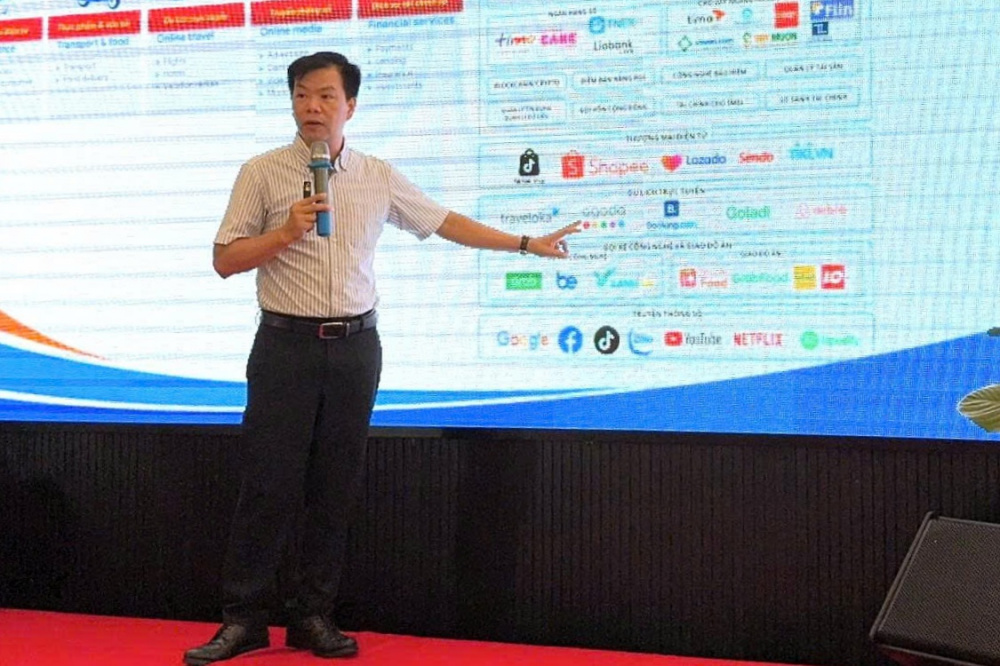 Hai trụ cột thiết yếu trong quá trình chuyển đổi số tại Trà Vinh 2 ông Tuấn nhấn mạnh chuyển đổi số chợ truyền thống chính là một hướng đi khả thi và thiết thực để đưa TMĐT thâm nhập sâu vào cộng đồng