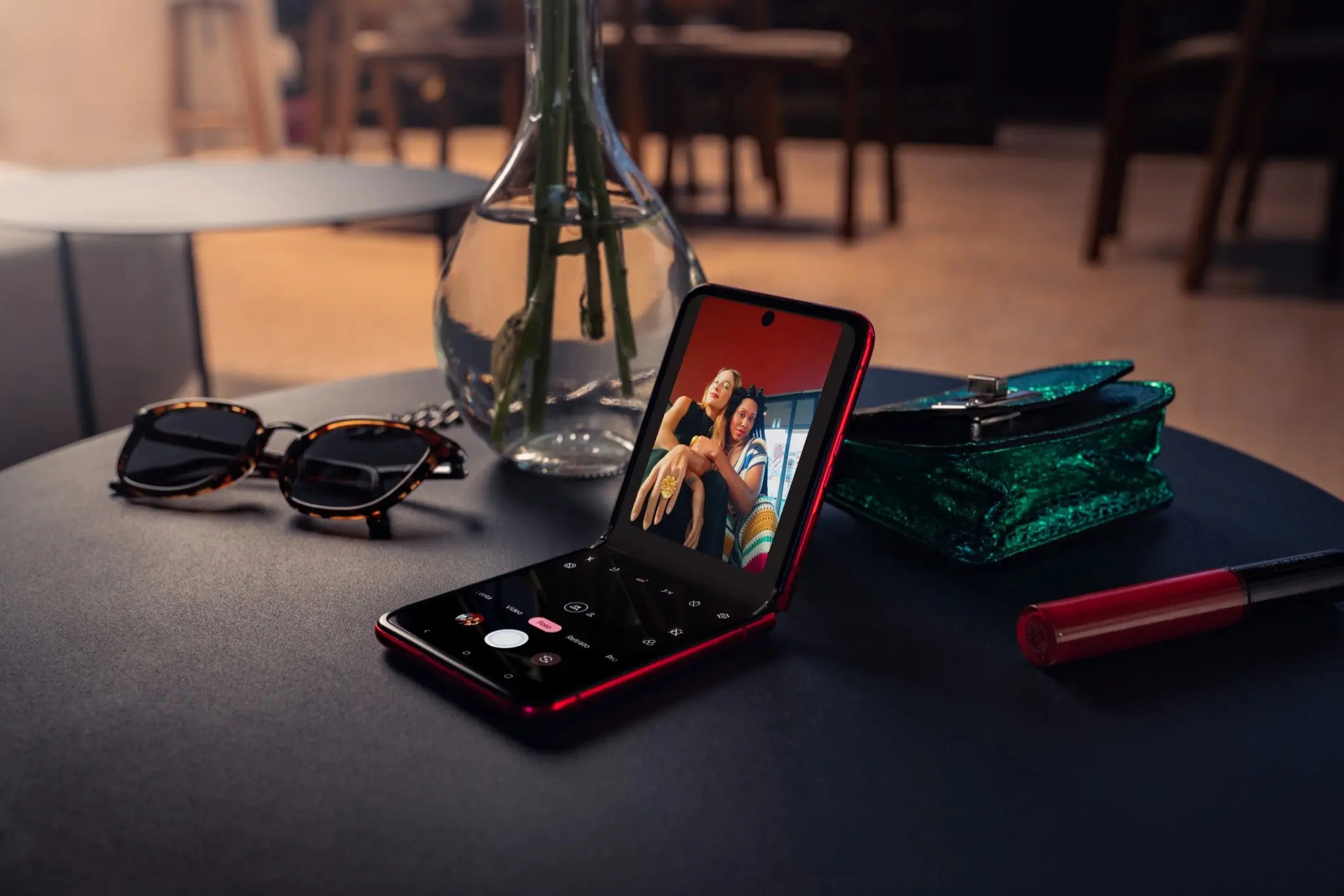Từng có giá gần 20 triệu, điện thoại màn gập Motorola giờ chỉ còn gần 5 triệu nhưng vẫn khó hút khách- Ảnh 2. Từng có giá gần 20 triệu, điện thoại màn gập Motorola giờ chỉ còn gần 5 triệu nhưng vẫn khó hút khách- Ảnh 2.