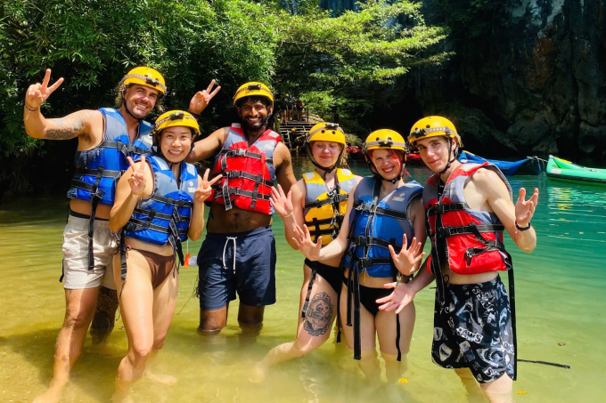 Khám phá động Phong Nha với tour Quảng Bình của Sovaba Travel 3 Du khách được trang bị đầy đủ các thiết bị bảo hộ khi tham gia tour. Ảnh: Sovaba Travel