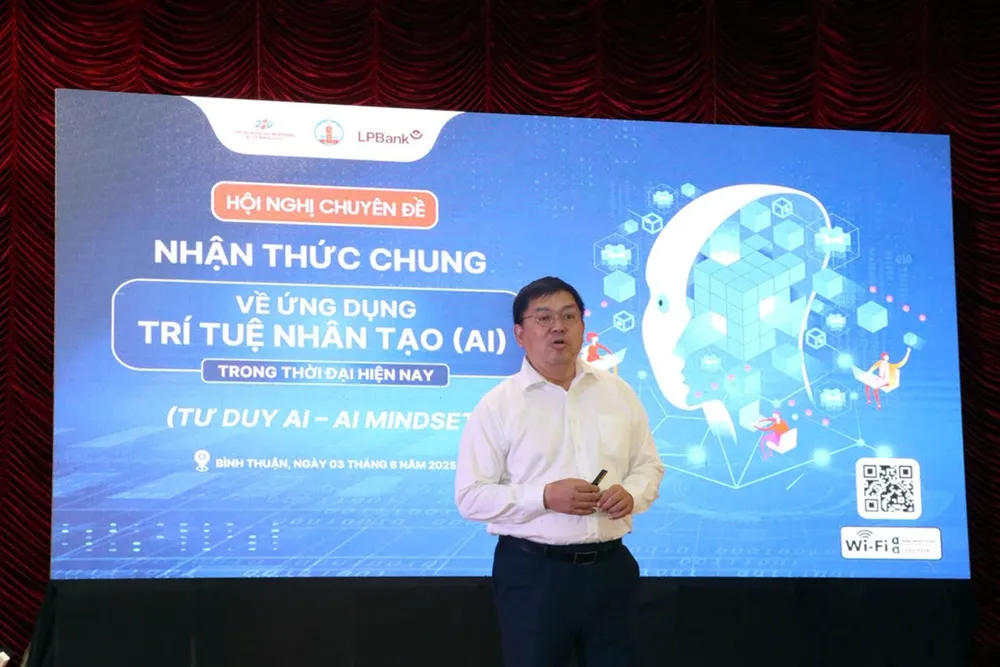 Diễn giả Hoàng Nam Tiến phân tích về tiềm năng của trí tuệ nhân tạo trong phát triển địa phương. tri-tue-nhan-tao (1).jpg