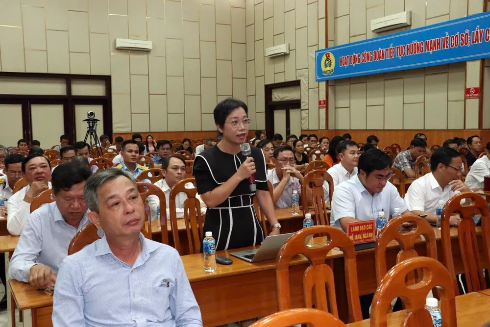 Phó Giám đốc Sở VHTT&DL Bình Thuận thảo luận tại Hội nghị về trí tuệ nhân tạo. tri-tue-nhan-tao (2).jpg