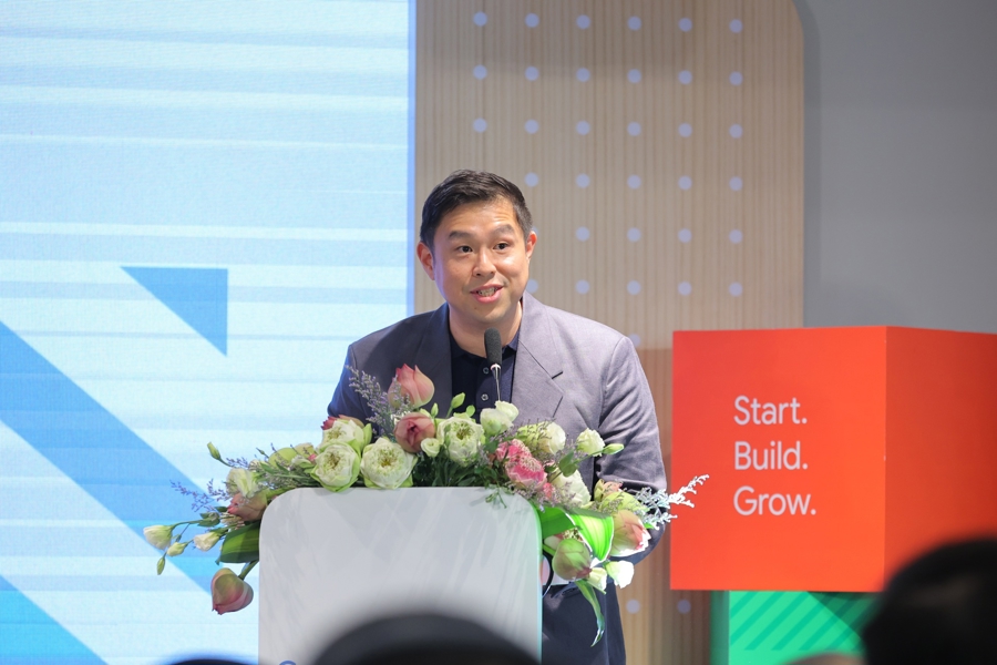  
Dù thất bại là điều khó tránh khỏi, tôi tin rằng điều quan trọng nhất là các startup cần thực sự hiểu nhu cầu của người dùng và cách sử dụng AI để giải quyết những nhu cầu đó. Không chỉ riêng với AI, nhưng đặc biệt với công nghệ này, nhiều người thường hào hứng với tiềm năng kỹ thuật mà quên mất việc đánh giá xem giải pháp có thực sự mang lại giá trị cho người dùng hay không. iệt Nam có nguồn nhân tài công nghệ nổi bật trong khu vực, và các nhà sáng lập đôi khi quá tập trung vào những gì AI có thể làm mà bỏ qua nhu cầu thực tế của người dùng", ông Thye Yeow Bok nói.
