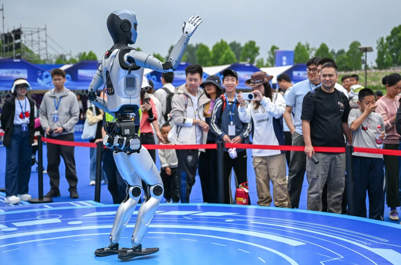 Trung Quốc ra mắt “bộ não AI” mã nguồn mở mạnh nhất thế giới dành cho robot 1 Du khách xem một chú robot biểu diễn trong lễ hội robot thế giới ở Vũ Hán tuần này. Ảnh: Xinhua.