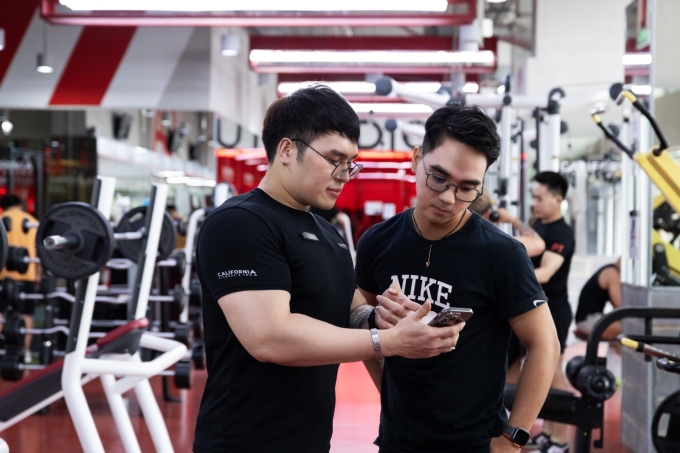 California Fitness ra mắt ứng dụng tập luyện tích hợp AI 1 Huấn luyện viên hướng dẫn hội viên sử dụng Cali AI PT. Ảnh: California Fitness