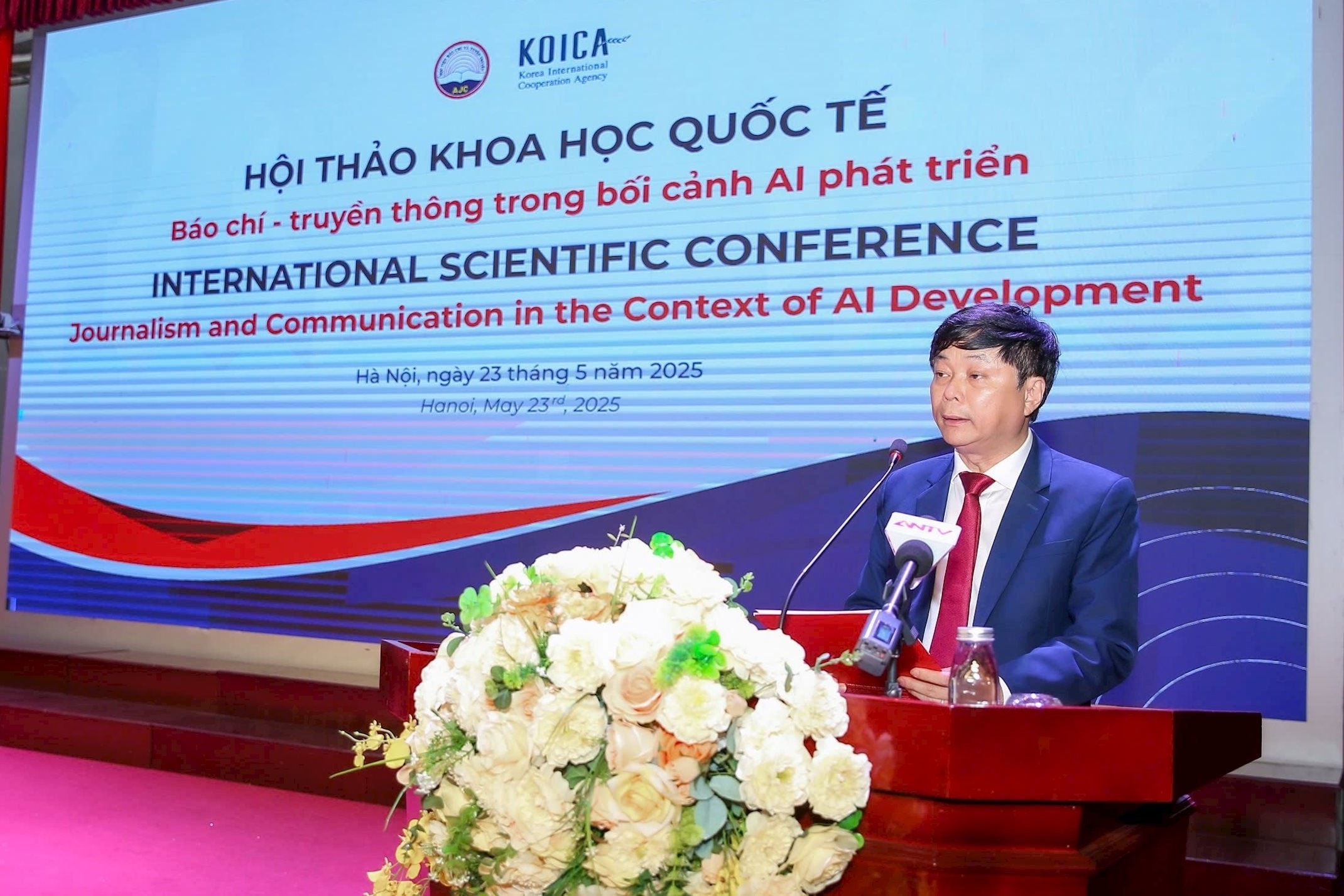 PGS.TS Phạm Minh Sơn, Giám đốc Học viện Báo chí và Tuyên truyền phát biểu. Ảnh: Thúy Hằng