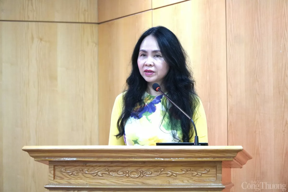 Đồng chí Lê Hoàng Oanh, Cục trưởng Cục Thương mại điện tử và Kinh tế số phát biểu khai mạc Đại hội.