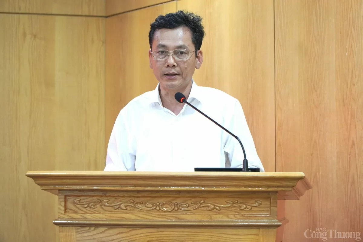 Đồng chí Nguyễn Văn Thành, Trưởng phòng Chính sách, Cục Thương mại điện tử và Kinh tế số tham gia tham luận tại Đại hội.