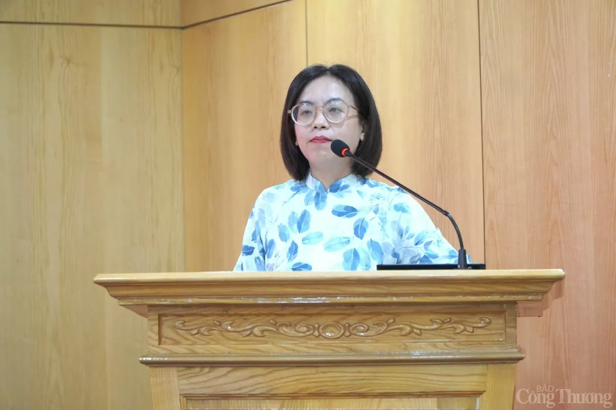 Đồng chí Trần Thị Hồng Vân, Phó trưởng Phòng Quản lý hoạt động Thương mại điện tử tham gia tham luận tại Đại hội về chủ đề Học tập và làm theo tư tưởng, đạo đức, phong cách Hồ Chí Minh.